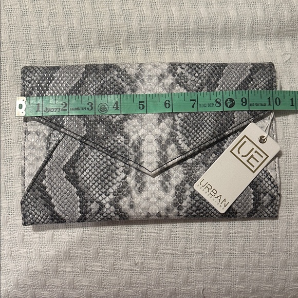 NWT Urban Expressions Snakeskin Clutch/Crossbody - Picture 4 of 5
